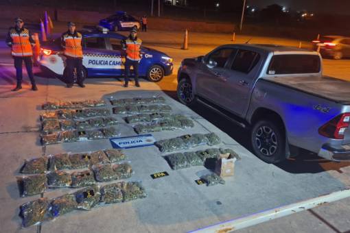 En el ex peaje de  Villa Giardino detuvieron a dos personas con 33 kg de marihuana